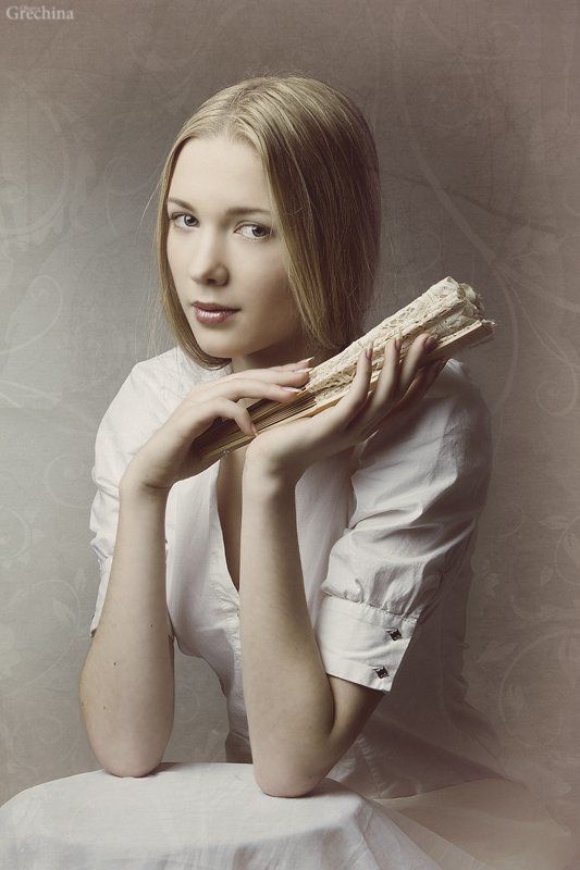 Девушка с вееромphoto preview