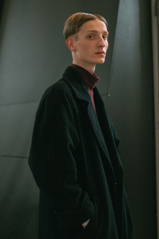 портрет человек свет fashion свет взгляд парень man пальто образ Антонphoto preview