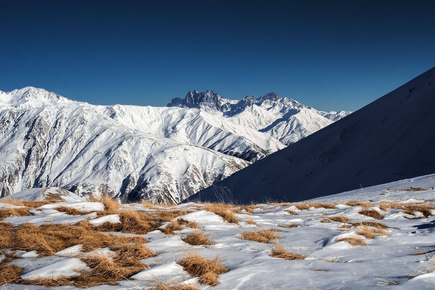 Казбеги, Грузия. Автор: Харланов Никита грузия, казбеги, кавказ, горы, снег, снежные вершины, гора, трава, зима, голубое небо, ясная погода, восхождение, Харланов Никита