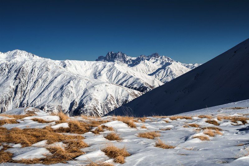 грузия, казбеги, кавказ, горы, снег, снежные вершины, гора, трава, зима, голубое небо, ясная погода, восхождение Казбеги, Грузияphoto preview
