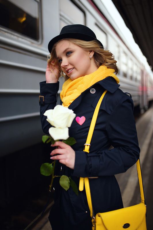 девушка, желтый, аксессуары, поезд, жд, вокзал, электричка, шляпа, шарф, кудри, цветок, роза, ожидание Цвет настроения - желтый фото превью