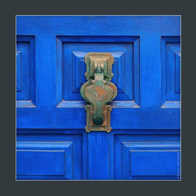 город, минимализм, музыка стучалка. дверь. Кадакес 2018photo preview