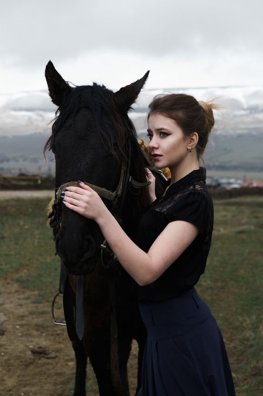 looufen Girl with a horsephoto preview