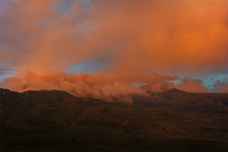 природа, пейзаж, кавказ, горы, весна, вечер, панорама, закат, солнце, небо, облака, свет Полыхнулоphoto preview