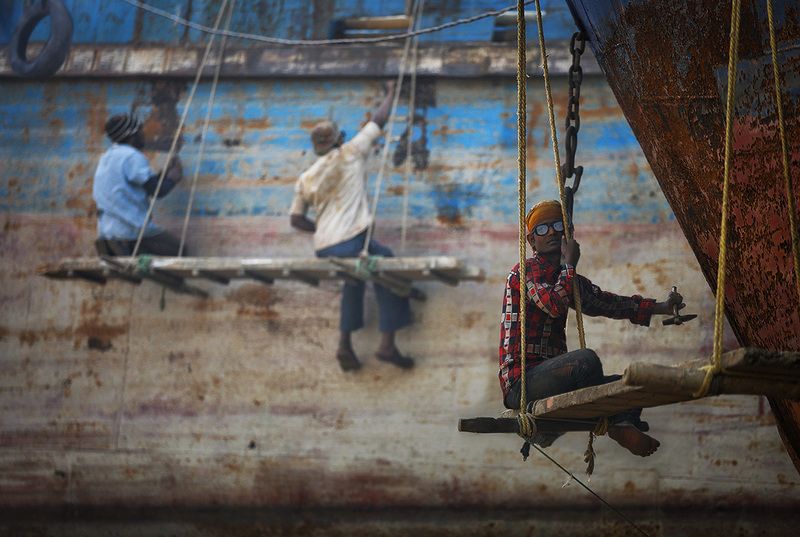 корабль, ремонт, винтаж, ржавчина, работа, люлька, работники, судоремонтный завод Между небом и землёйphoto preview