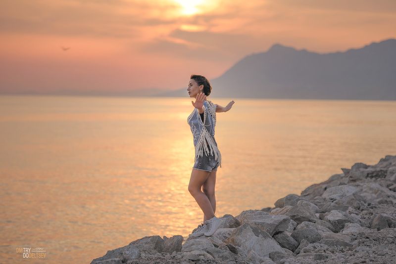 хорватия, берег, море, закат, камни, небо, вода, девушка, птица, полет, горы, горизонт, простор, свобода На закатеphoto preview