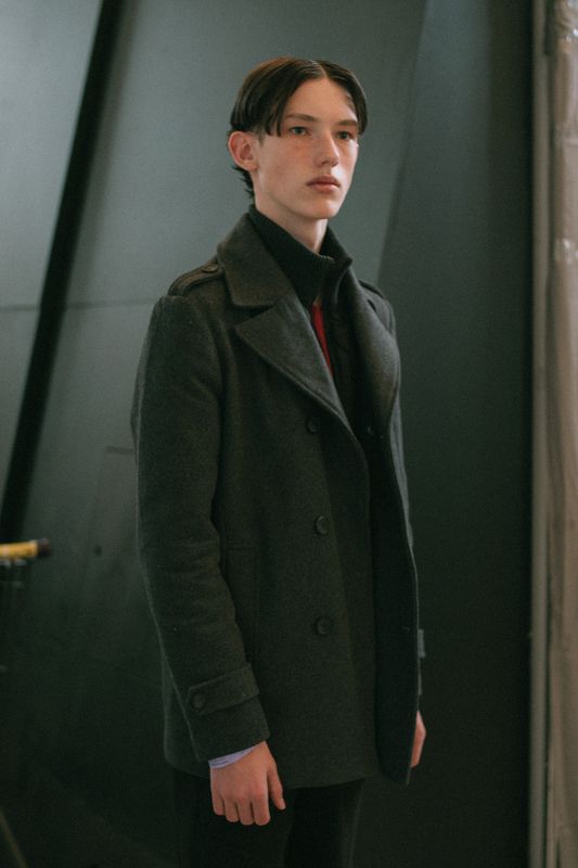 портрет человек свет fashion свет взгляд парень man пальто образ Егорphoto preview