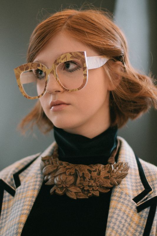 портрет человек свет fashion свет взгляд парень girl пиджак образ очки сумка Ленаphoto preview