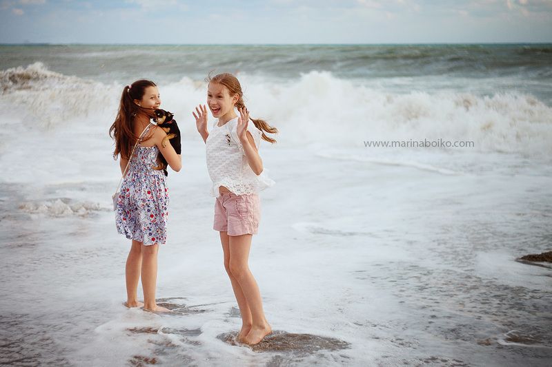 море, дети, шторм, фото, фотография, рассеянный свет, брызги, волны, собака, ребенок, радость, улыбка, photo, photography, lights, children, happy, canon, helios Первый штормphoto preview