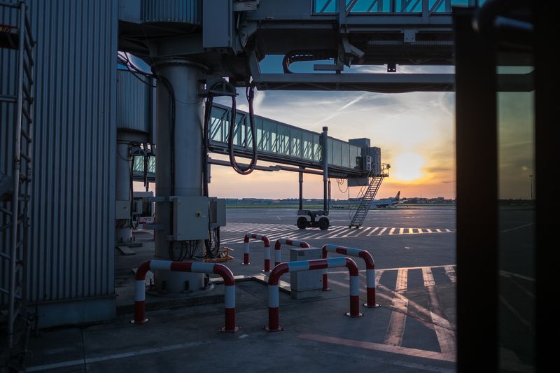 закат, аэропорт, солнце, архитектура, индустриальное Пассажиры закатаphoto preview