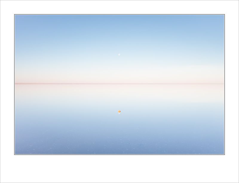 Восход луны над одиноким пикомphoto preview