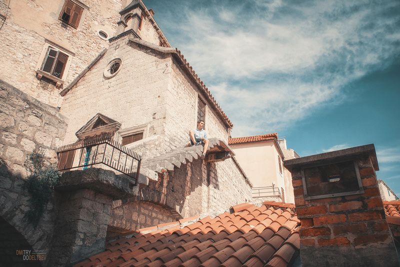 парень, старый город, стены, крыши, небо, высота, архитектура, портрет, одиночество, уединение, раздумья Высоко сижу...photo preview