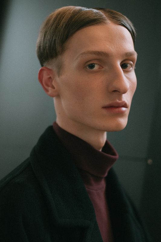 портрет человек свет fashion свет взгляд парень man пальто образ Антонphoto preview