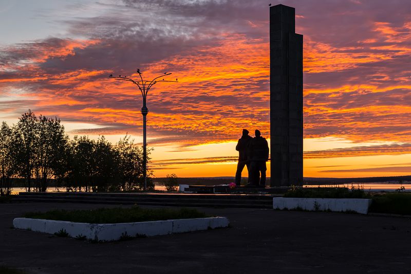 памятник,закат,красивый,небо,облака,силуэт, На страже фото превью