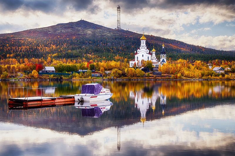 осень,озеро,горы,храм,отражение,штиль, Осень в посёлке фото превью