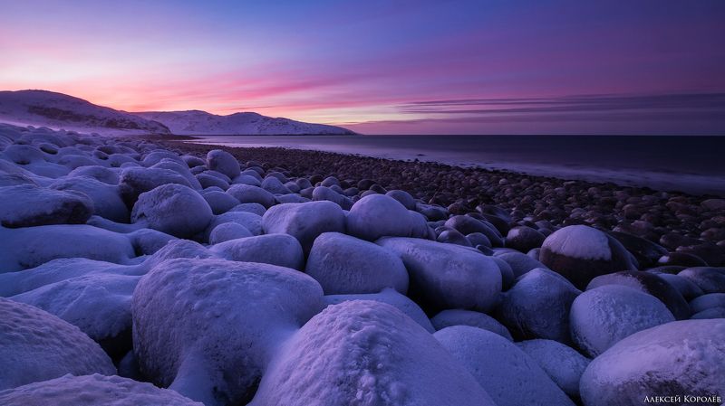 териберка, россия, кольский полуостров, баренцево море, арктика, север, заполярье, море, зима, снег, сумерки, камни, пейзаж, природа, teriberka, russia, kola peninsula, barents sea, arctic, north, sea, winter, snow, twilight, stones, landscape, nature Начало сумерек фото превью