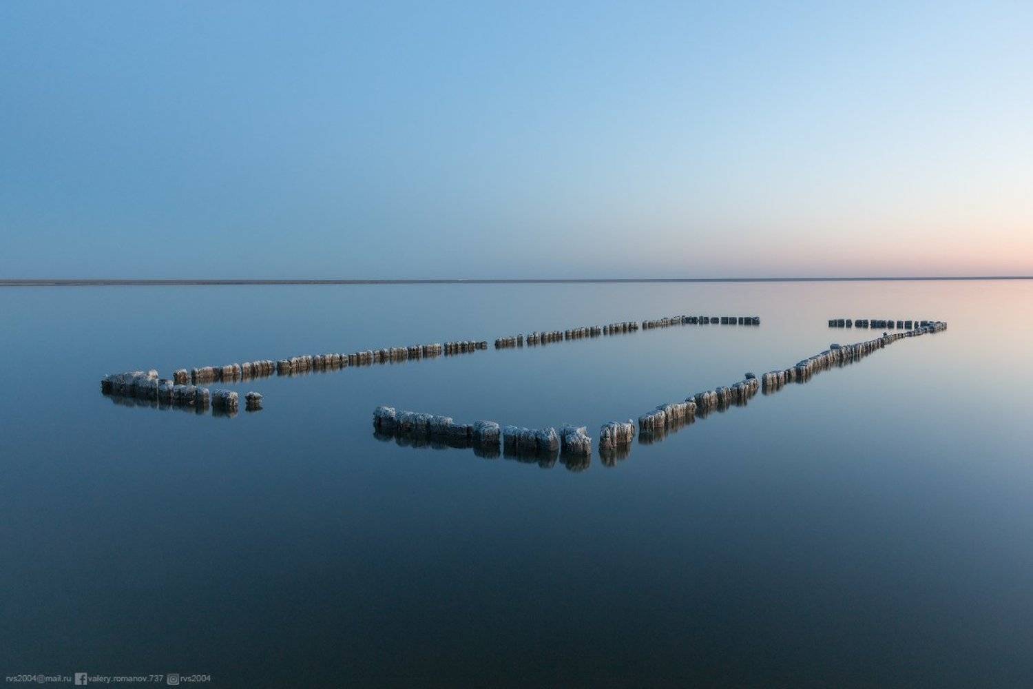 A place, where nothing ever happens. Автор: Валерий Романов отражение, вода, природа, озеро, небо, пейзаж, синий, море, спокойствие, закат, на открытом воздухе, сумерки, река, горизонт над водой, восход, рассвет, причал, океан, море, горизонт, элтон, волгоград, россия, Валерий Романов