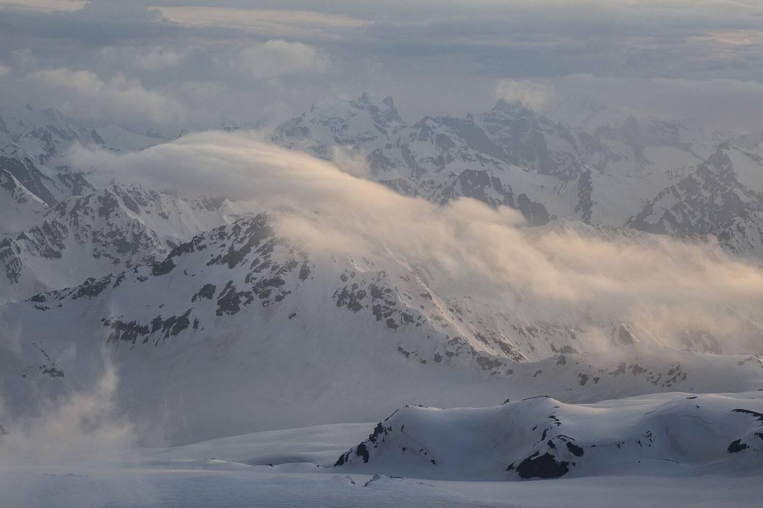 Укрываясь на закате дня.... Автор: Бахтин Вячеслав пейзаж, природа, горы, кавказ, красиво, вечер, Бахтин Вячеслав