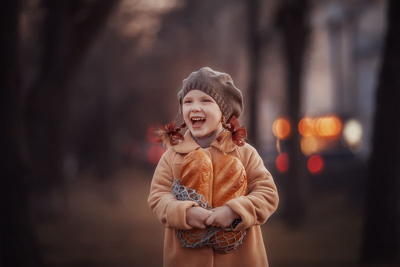 хлеб, детство, батон, булочная, девяностые, назадвдевяностые, девочка, вечер, парк, свет, луч За хлебомphoto preview