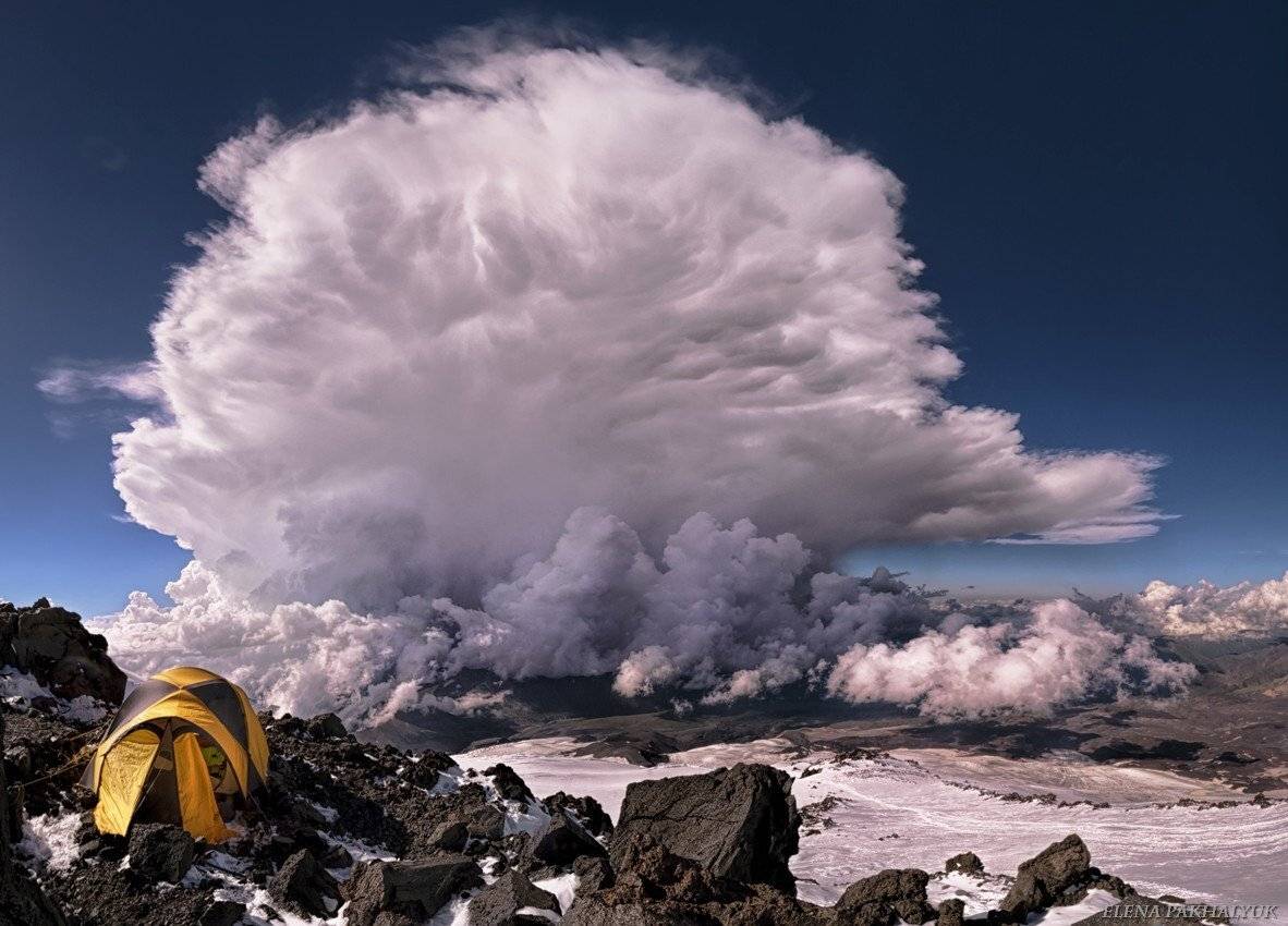 пейзаж,кавказ,россия,горы,эльбрус,палатка,поход,восхождение,облако,грозовое облако,гроза,снег,скалы ленца,вершина,вечер,вулкан,гора,лето,зима,альпинизм, Elena Pakhalyuk