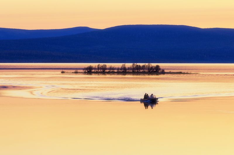 озеро,рассвет,горы,катер,штиль, На утренний клёв фото превью