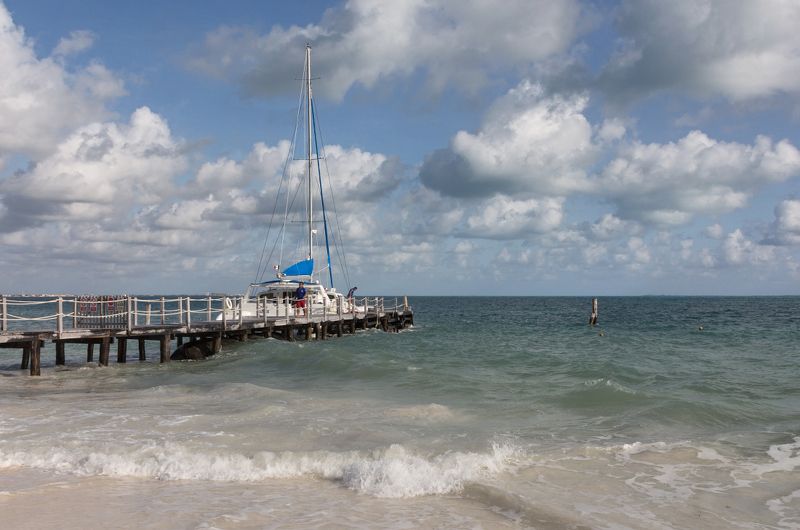 Море Карибы причал яхта облака Мексика У причалаphoto preview
