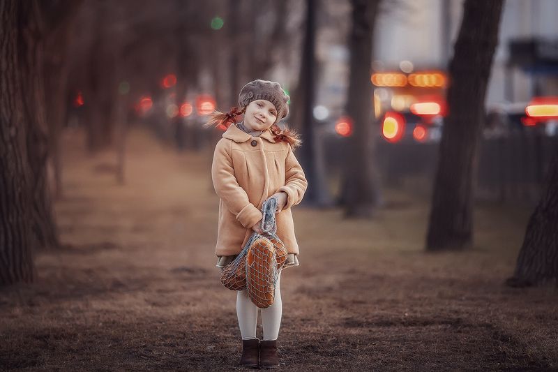 хлеб, детство, батон, булочная, девяностые, назадвдевяностые, девочка, вечер, парк, свет, луч За хлебомphoto preview