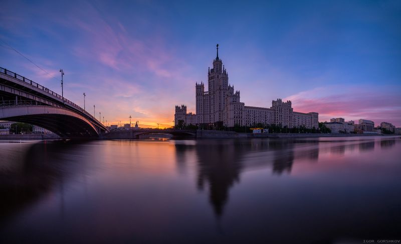 москва,высотка,котельническая,мост,утро,рассвет,река,архитектура,город,пейзаж,городской,столица,длинная выдержка Утро на набережной с высоткойphoto preview