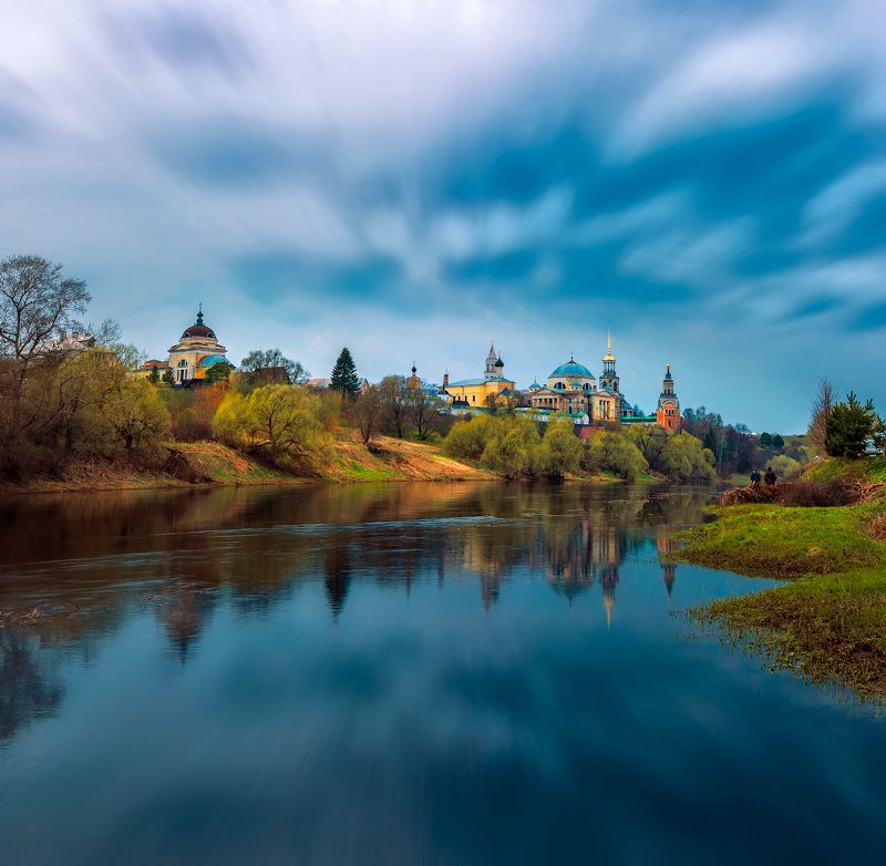 торжок, весна, тверца, отражение на берегу реки Тверцаphoto preview