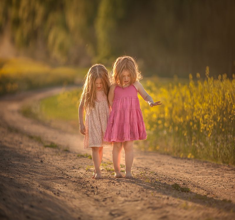 дети, цветы, солнце, дорога Подружкиphoto preview