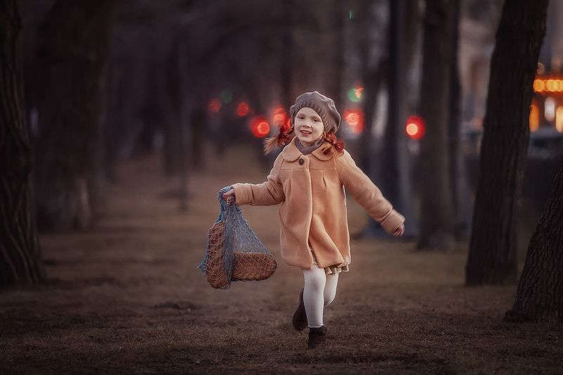 хлеб, детство, батон, булочная, девяностые, назадвдевяностые, девочка, вечер, парк, свет, луч За хлебомphoto preview