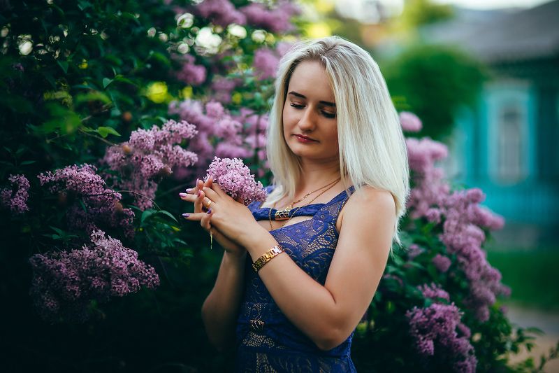 Цветёт на улице сиреньphoto preview