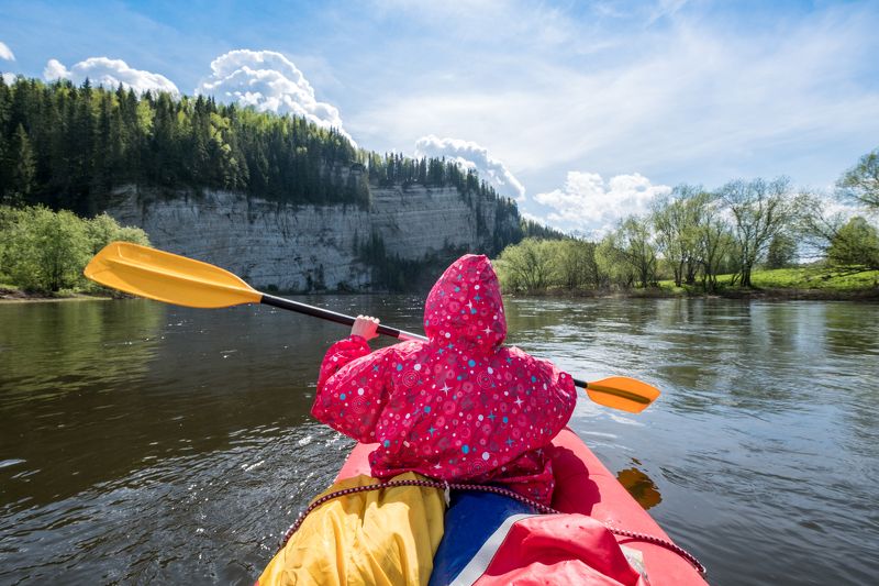 лето, сплав, река, вода, байдарка, гребец, весло, путешествие, скалы, берега Перед речным бастиономphoto preview