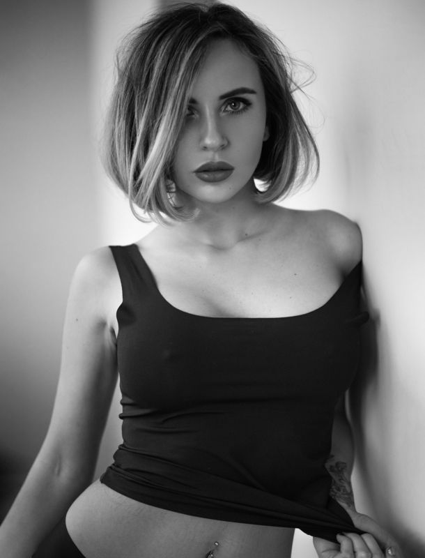 portrait,indoor,monochrome,sensual,sexy,natural light,window light,beautiful,cute,bw Katyaphoto preview