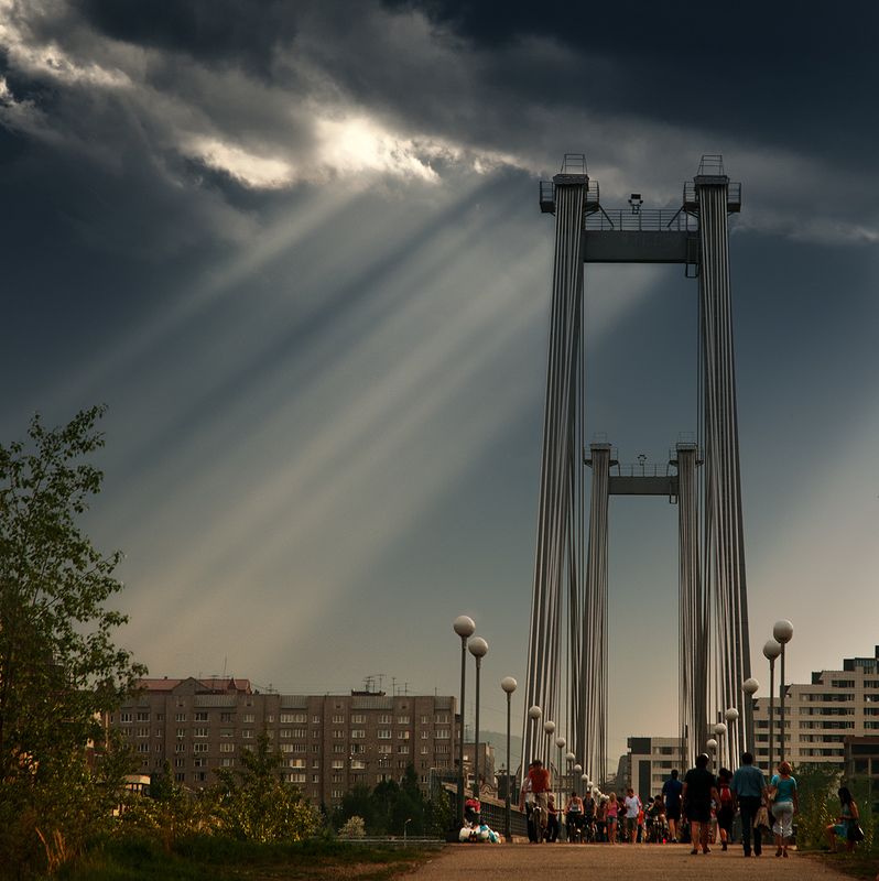 пейзаж, landscape, природа, nature, город, town, city, вечер, evening, тучи, clouds, небо, sky, лучи, rays, thunderstorm, гроза, bridge, мост, citycenter, центр, krasnoyarsk, красноярск, siberia, сибирь, enisey, енисей, хмурится, облака, people, люди, wal Красноярск перед грозой / Upcoming thunderstorm in Krasnoyarskphoto preview