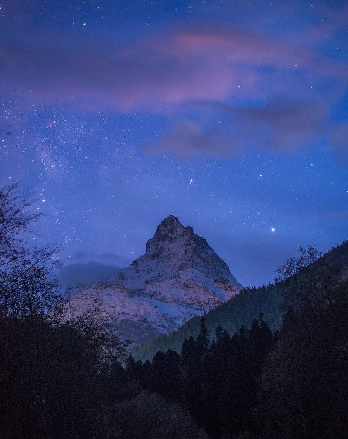 СПЯЩАЯ КРАСАВИЦА БЕЛАЛАКАЯ. Автор: Арсен Алабердов гора, пик, вершина, скала, ночь, ночная съёмка, длинная выдержка, звёзды, облака, северный кавказ, карачаево-черкесия,, Арсен Алабердов