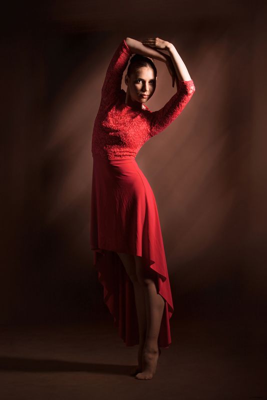 фотостудия, портрет, танец, постановочная фотография, художественная постановка, art, балет, пластика, движение, спорт, балерина, красное платье, low key, davydov, романтическая, живописная Портрет сквозь танецphoto preview