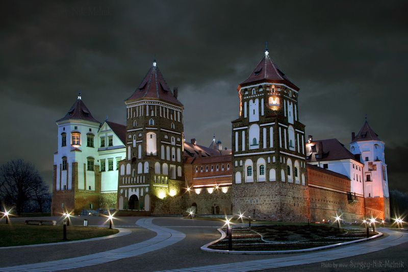 архитектура,	беларусь, дворец,	замок,	мир, ночь Ночь идет, а замок не спитphoto preview