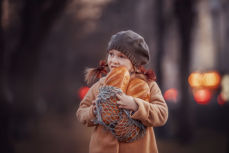хлеб, детство, батон, булочная, девяностые, назадвдевяностые, девочка, вечер, парк, свет, луч За хлебомphoto preview