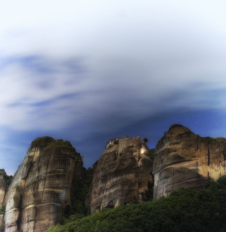 #meteora #rocks #night #mystic #greece #spring  Монастыря на Метеора ночью.photo preview