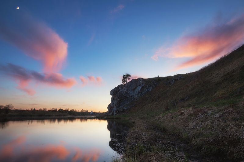 Слобода, Чусовая, утес, утёс, река, скала, дерево, облака, облако, Урал, Средний Урал Дерево на утёсеphoto preview
