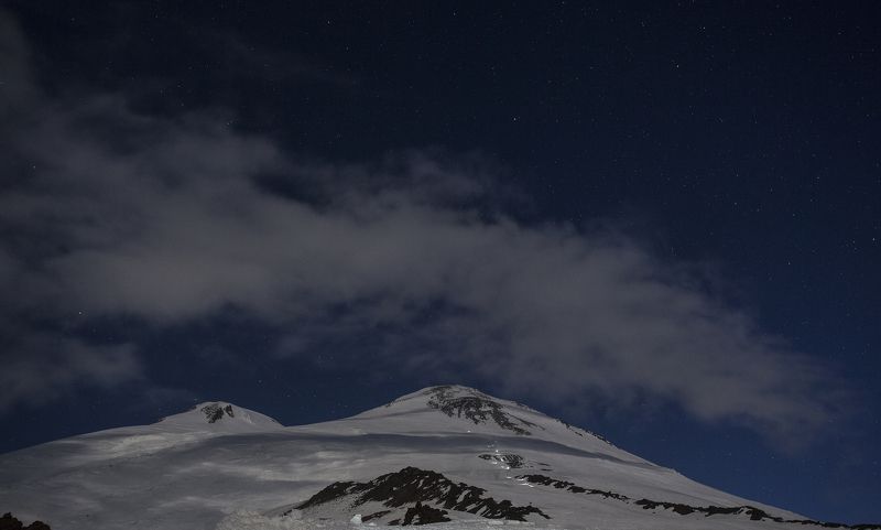ночь, горы, эльбрус, кавказ, природа, зима, красиво Эльбрус в свете Луны и фонариков восходящихphoto preview
