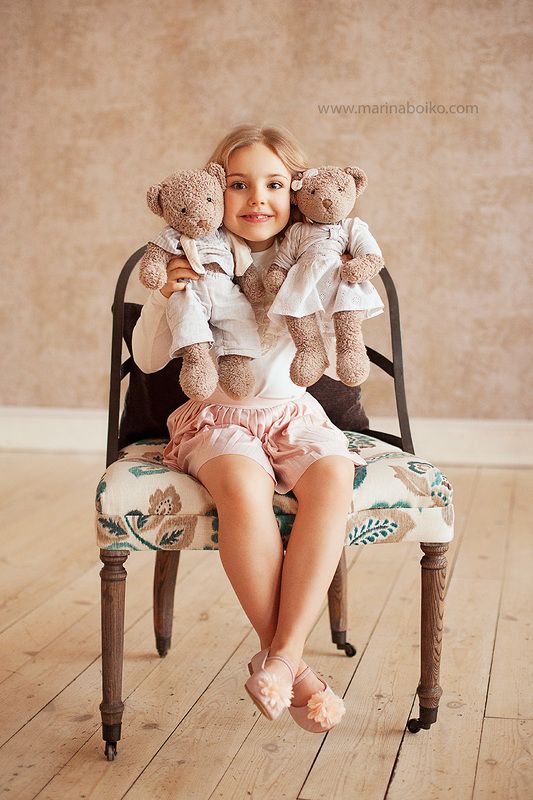 фото, фотография, портрет, ребенок, игрушки, дневной свет, девочка Маша и медведиphoto preview