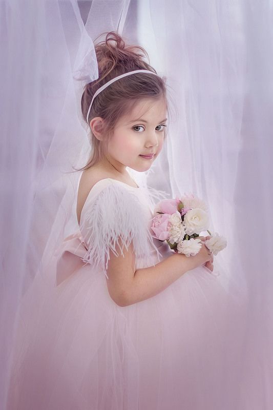 маленькая модель, дети, красивая девочка С цветамиphoto preview