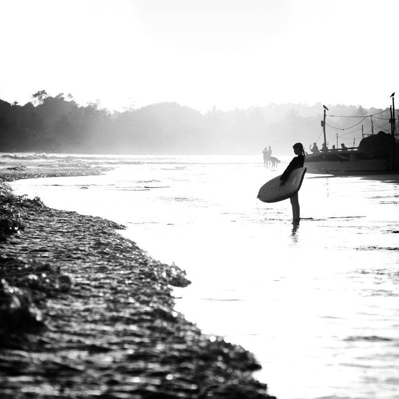 мысли о море, серфинг, серфингистка, девушка на берегу, велигама, шри-ланка Мысли о море)photo preview