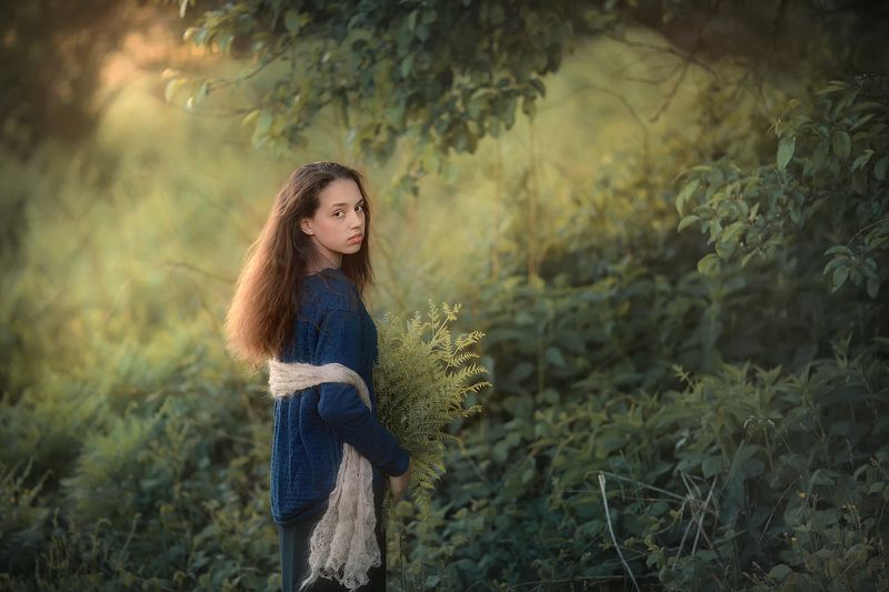 закат свет лето весна девушка папоротник листва Викаphoto preview