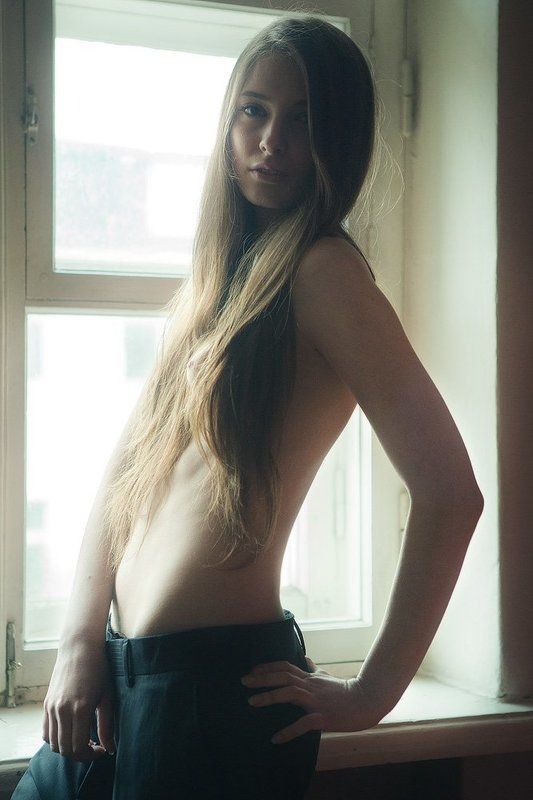 девушка,окно ...photo preview