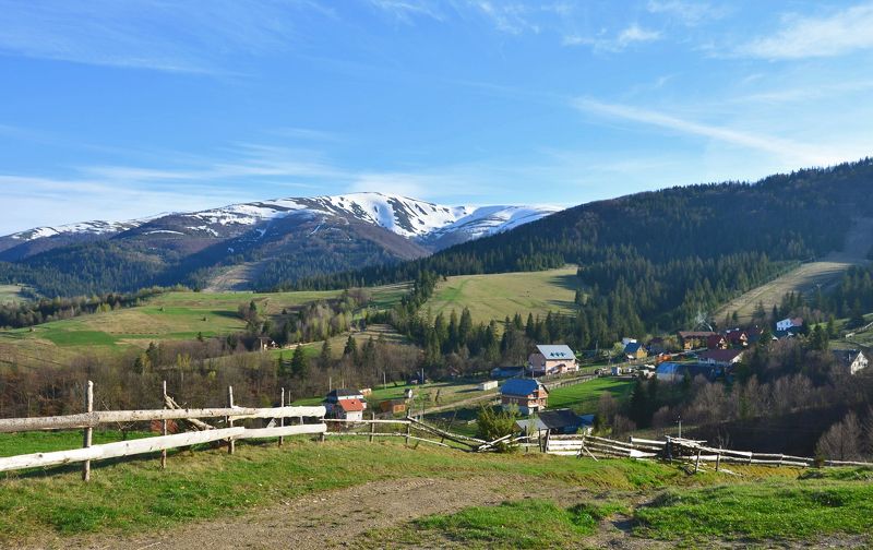 весна, апрель, закарпатье, с. подобовец, горный массив боржава, снег На околице селаphoto preview