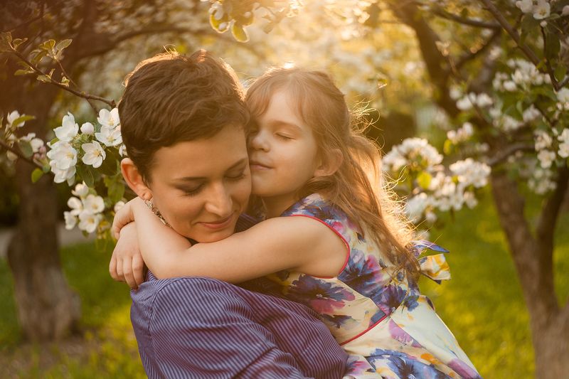 ребенок, семья, мама, мама и дочка, объятия, весна photo preview