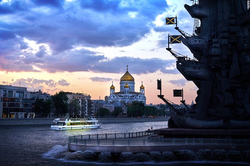 москва, река, катер, туризм, вечер, круиз, памятник, храм Вид на Москву-реку.photo preview